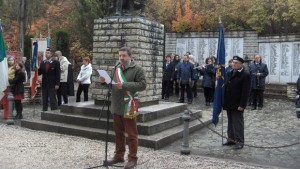 Il sindaco in un'immagine di repertorio della celebrazione del IV novembre