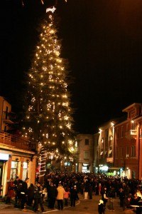 Un'immagine di repertorio dell'albero di via Cavour abbobbato per il Natale