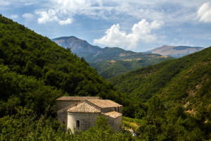 Badia di Sitria e panorama Parco del Monte Cucco ScheggiAcustica2015 PhCristinaCrippi