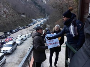 Protesta del Comitato a difesa dell'ospedale Celli di Cagli all'inaugurazione della bidonvia del Catria il 9 febbraio 2019