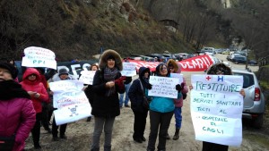 Protesta del Comitato a difesa dell'ospedale Celli di Cagli all'inaugurazione della bidonvia del Catria il 9 febbraio 2019