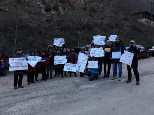 Protesta del Comitato a difesa dell'ospedale Celli di Cagli all'inaugurazione della bidonvia del Catria il 9 febbraio 2019